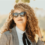 Lentes fotocromáticas - imagem de mulher com óculos com lentes fotocromáticas - ilustrativo